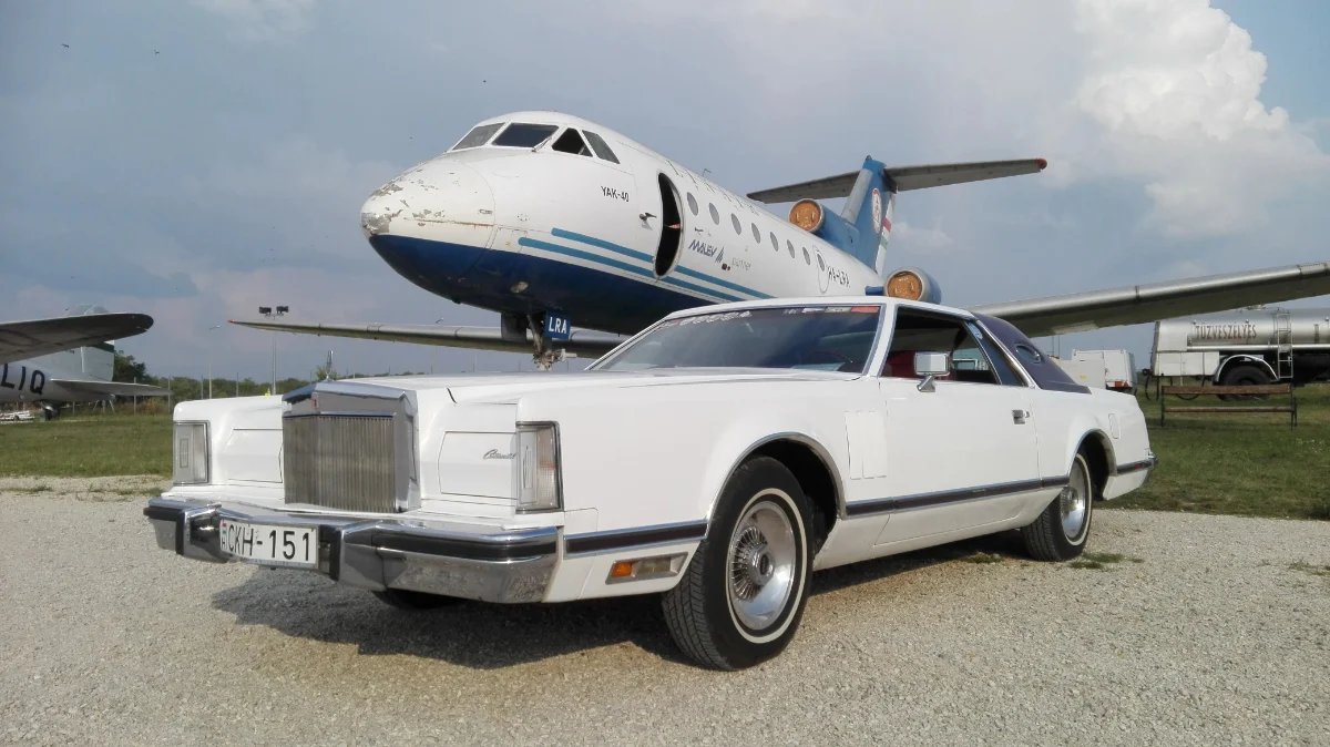 Lincoln Continental Mark V oldalnézet